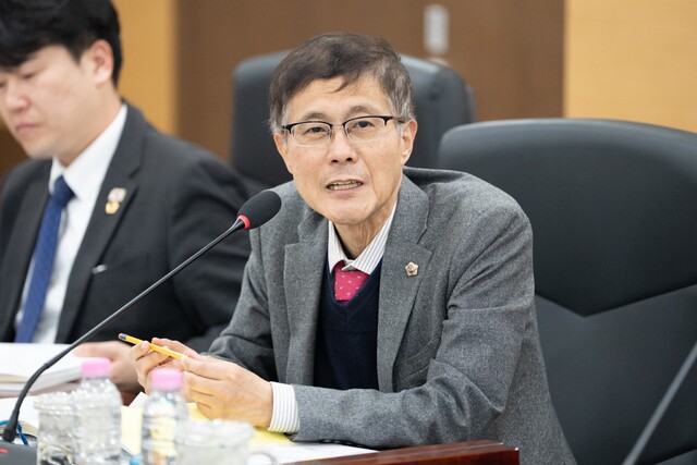 ▲ 인천시의회 이명규 의원이 지하도상가 관리 운영조례안에 대헤 발의하고 있다. ⓒ인천시의회 제공