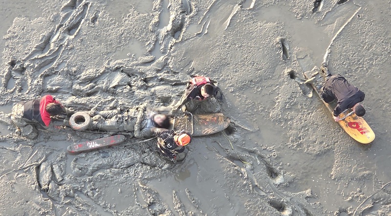 ▲ 갯벌 특수 구조 장비인 ‘갯보드’를 활용한 인명구조 모습.ⓒ충남소방본부