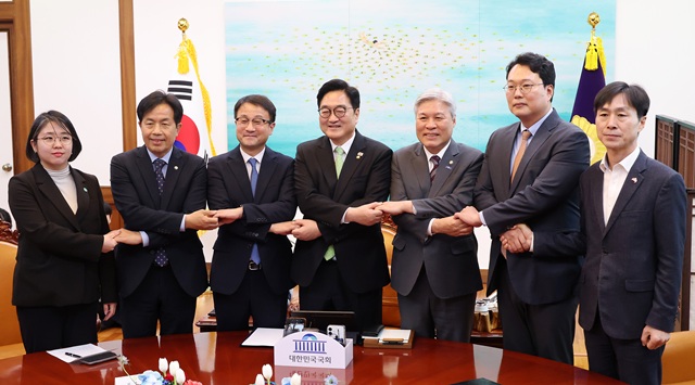 ▲ 우원식 국회의장이 19일 오후 서울 여의도 국회에서 열린 초당적 개헌추진을 위한 제정당 연석회의에서 제정당 원내대표들과 기념 촬영을 하고 있다. 왼쪽부터 용혜인 기본소득당 원내대표, 윤종오 진보당 원내대표, 한병도 더불어민주당 원내대표, 우 의장, 서왕진 조국혁신당 원내대표, 천하람 개혁신당 원내대표, 한창민 사회민주당 원내대표. ⓒ뉴시스