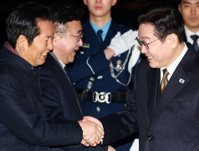 ▲ 지난 1월 일본 순방 일정을 마친 이재명 대통령이 경기 성남 서울공항에 도착해 정청래 더불어민주당 대표와 인사하는 모습. ⓒ뉴시스