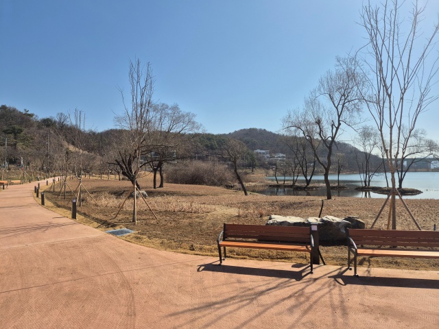 ▲ 새롭게 조성된 성남 대왕저수지 산책로. ⓒ성남시 제공