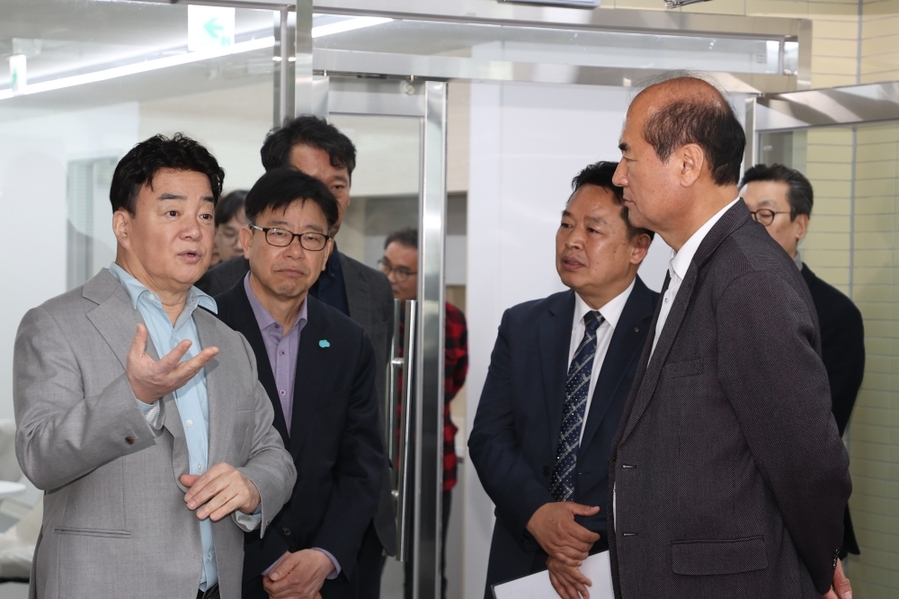 ▲ 강영석시장(오른쪽)이 관계자들과 준공식후 시설을 둘러보고 있다ⓒ상주시 제공