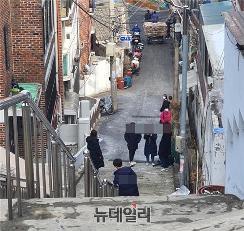 ▲ 아현동의 한 계단에서 사진 촬영 중인 시민들 ⓒ연합뉴스