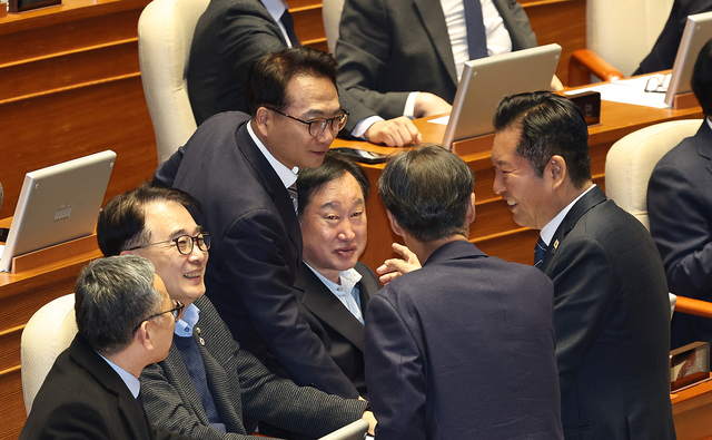 ▲ 정청래 더불어민주당 대표가 지난 19일 국회에서 열린 본회의에서 의원들과 대화를 하는 모습. ⓒ뉴시스