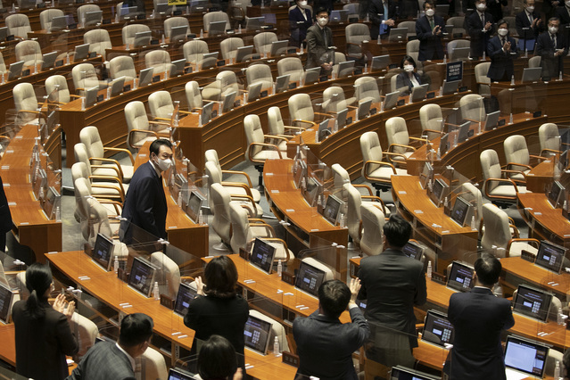 ▲ 윤석열 전 대통령이 2022년 10월 25일 국회 본회의장에서 2023년도 예산안 및 기금운용계획안에 대한 시정연설을 위해 입장하는 옆으로 더불어민주당 의원들의 자리가 비어 있다. ⓒ뉴시스