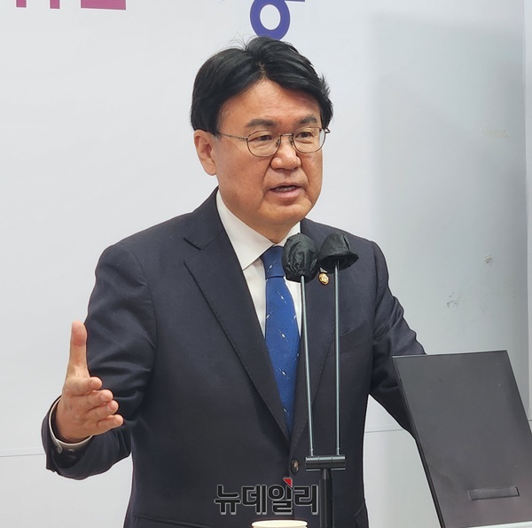 ▲ 황운하 국회의원이 20일 오전 세종시청 정음실에서 기자회견을 열고 “세종을 국가 행정의 중심으로, 대전은 과학기술, 충남·북은 제조·물류 거점으로 연결하는 메가시티 전략 추진 계획을 밝히고 있다.ⓒ이길표 기자