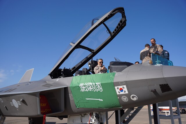 ▲ 알 사우드 사우디아라비아 공군사령관이 KF-21을 탑승하여 기념사진을 촬영하고 있다. ⓒKAI
