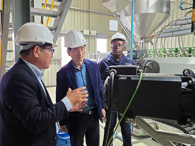 ▲ 김선규 호반그룹 회장(가운데)이 대한전선 남아프리카공화국 생산법인 엠텍을 방문해 생산 현장을 살펴보고 있다.ⓒ호반