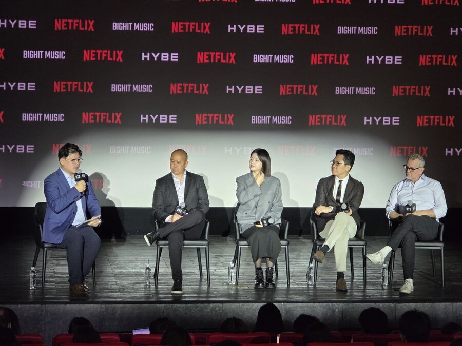 ▲ 왼쪽부터  조현준 넷플릭스 디렉터, 넷플릭스 논픽션 시리즈 및 스포츠 부문 VP, 김현정 빅히트 뮤직VP, 유동주 하이브 뮤직 그룹 APAC 지역 대표, 개럿 잉글리쉬 (Garrett English) 총괄 프로듀서.ⓒ강필성 기자