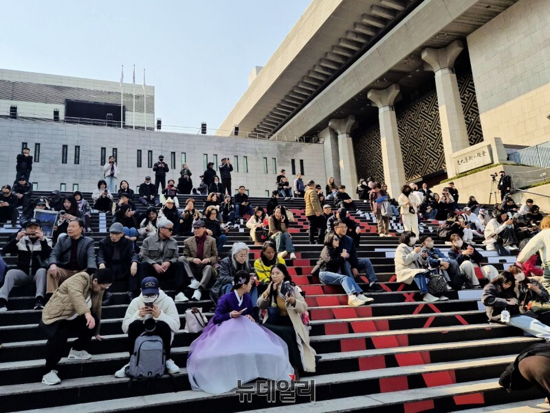 ▲ 그룹 방탄소년단(BTS)의 광화문 공연을 하루 앞둔 20일 서울 종로구 세종문화회관 계단.ⓒ신성아 기자