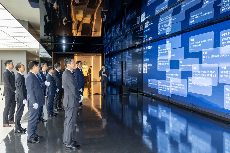 ▲ 판교에 위치한 HD현대 글로벌R&D센터에서 정기선 회장 등 주요 경영진이 임직원들의 추모 메시지를 보고있다.ⓒHD현대