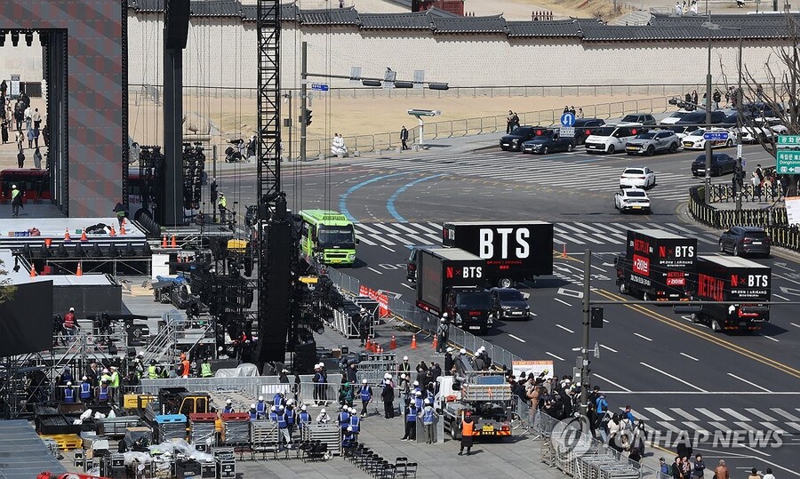 ▲ 그룹 방탄소년단(BTS)의 광화문 공연을 앞둔 19일 서울 광화문광장에서 공연 준비작업이 이뤄지고 있다. ⓒ연합뉴스
