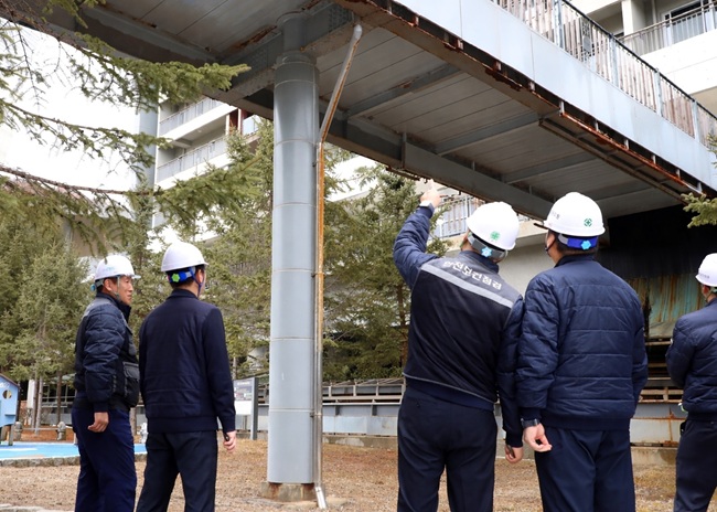 ▲ 하이원 콘도 일대에서 해빙기 안전점검을 진행중인 강원랜드. ⓒ강원랜드