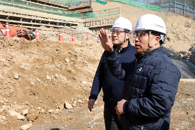 ▲ 남한규 대표이사직무대행이 태백 노인요양시설 건설현장을 둘러보고 있다. ⓒ강원랜드