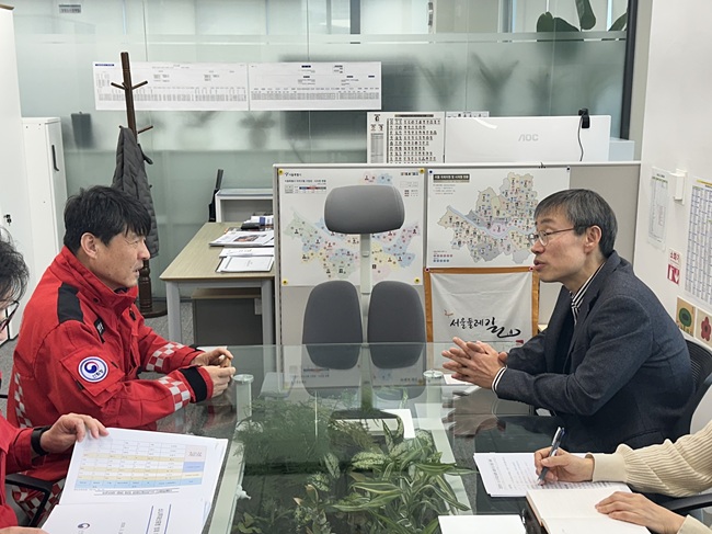 ▲ 송준호 북부지방산림청장(사진 왼쪽)이 김영환 서울시 정원도시국장과 논의하고 있다. ⓒ북부지방산림청