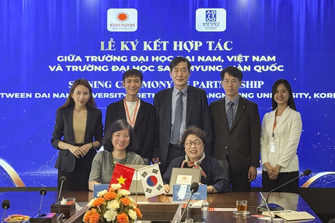 ▲ 김종희 상명대 총장(앞줄 오른쪽)과 다오 티 투 짱 다이남대학교 총장(앞줄 왼쪽)이 협약식에서 기념사진을 찍고 있다.ⓒ상명대