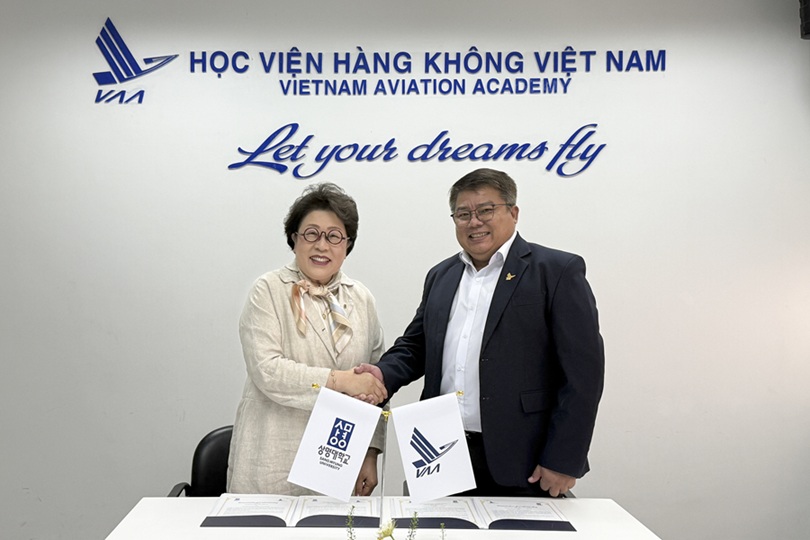 ▲ 김종희 상명대 총장(왼쪽)과 쩐 화이 안 베트남항공대학교 총장이 교류 협약 체결 후 기념사진을 촬영하고 있다.ⓒ상명대