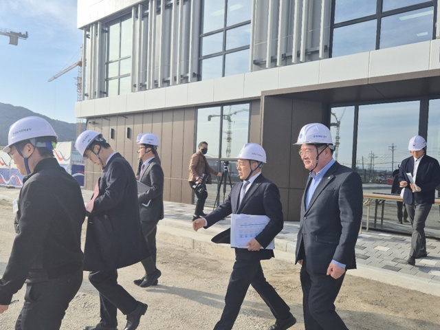 ▲ 김윤덕 국토부장관과 김용진 GH 사장이 지난 19일 남양주 왕숙신도시 현장을 방문하고 있다. ⓒ경기주택도시공사 제공