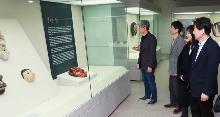 ▲ 민재홍 덕성여대 총장과 본부 보직자들이 20일 덕성여대박물관을 방문해 김경섭 학예사로부터 특별전에 대한 설명을 듣고 있다.ⓒ덕성여대