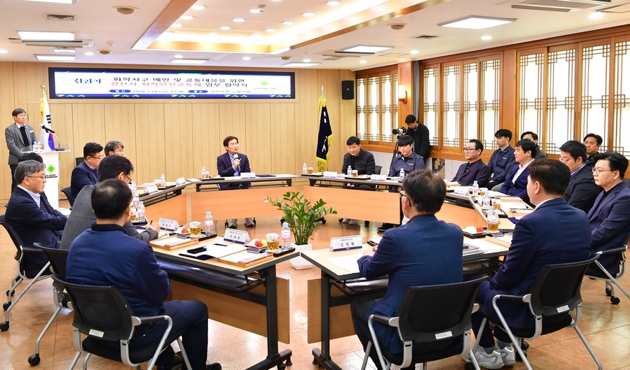 ▲ 경산시는 20일 시청 소회의실에서 조현일 시장과 관내 12개 회원사 관계자들이 참석한 가운데 ‘화학사고 예방 및 공동 대응을 위한 업무협약(MOU)’을 체결했다.ⓒ경산시