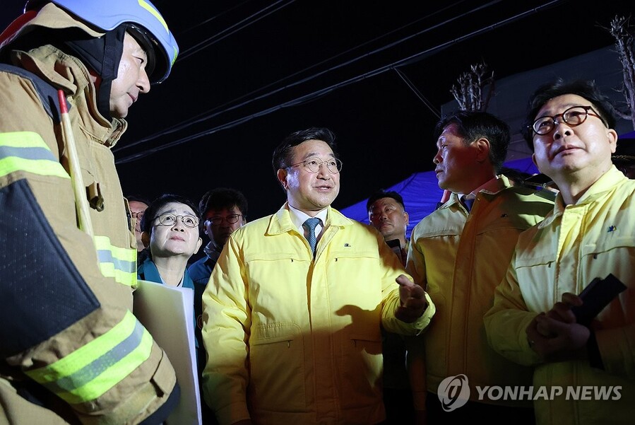 ▲ 윤호중 행정안전부 장관이 20일 오후 불이 난 대전 대덕구 문평동 한 자동차부품 제조 공장을 찾아 소방 관계자의 설명을 듣고 있다. ⓒ연합뉴스