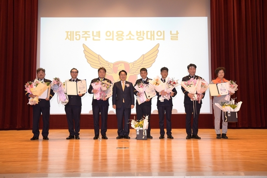 ▲ 강기정 광주광역시장이 지난 20일 시청 대회의실에서 열린 '제5주년 의용소방대의 날' 기념식에 참석해 지역사회 안전과 봉사활동에 기여한 의용소방대원들에게 표창을 수여한 후 기념촬영을 하고 있다.ⓒ광주광역시 제공