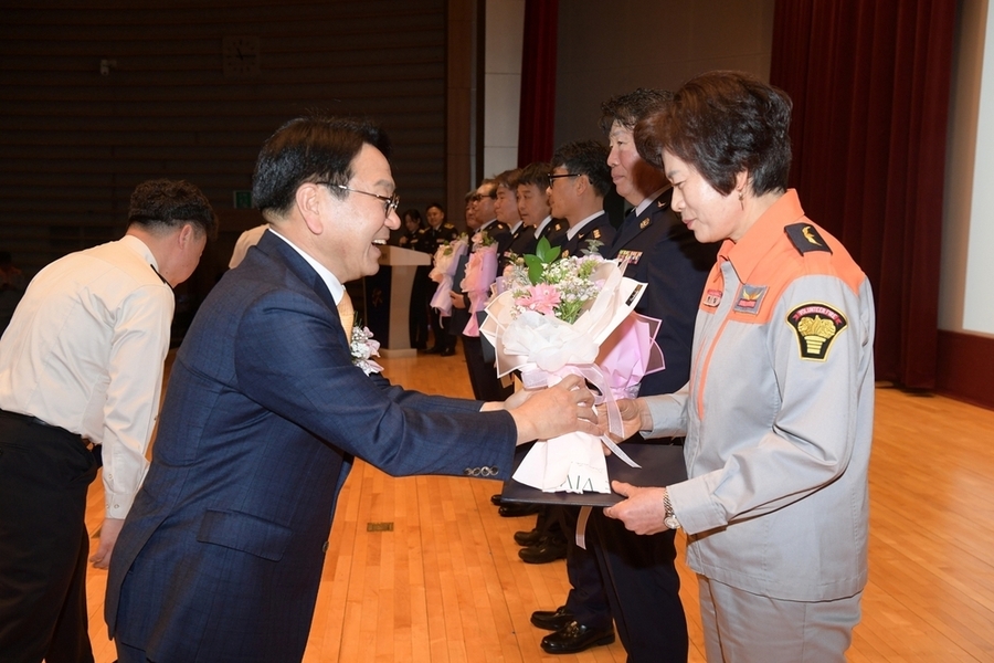 ▲ 강기정 광주광역시장이 지난 20일 시청 대회의실에서 열린 '제5주년 의용소방대의 날' 기념식에 참석해 지역사회 안전과 봉사활동에 기여한 의용소방대원들에게 표창을 수여하고 있다.ⓒ광주광역시 제공