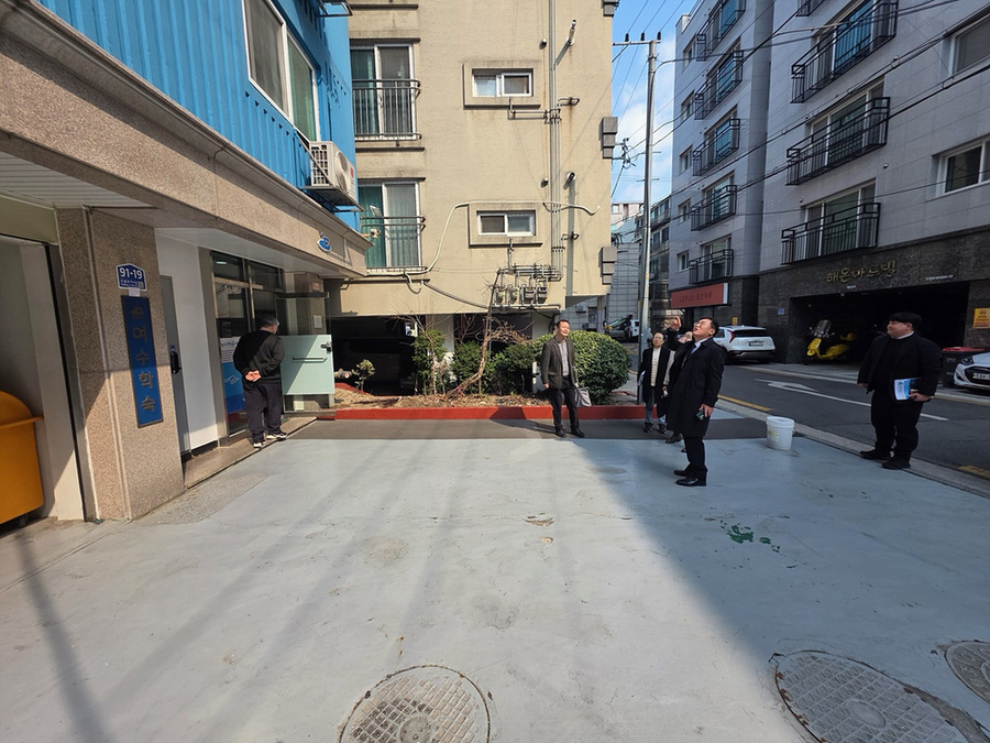 ▲ 정현구 부시장이 서울 도봉구 창동에 위치한 여수학숙을 방문해 생활실과 공용시설을 직접 둘러보며 시설 현황을 점검하고 있다.ⓒ여수시 제공