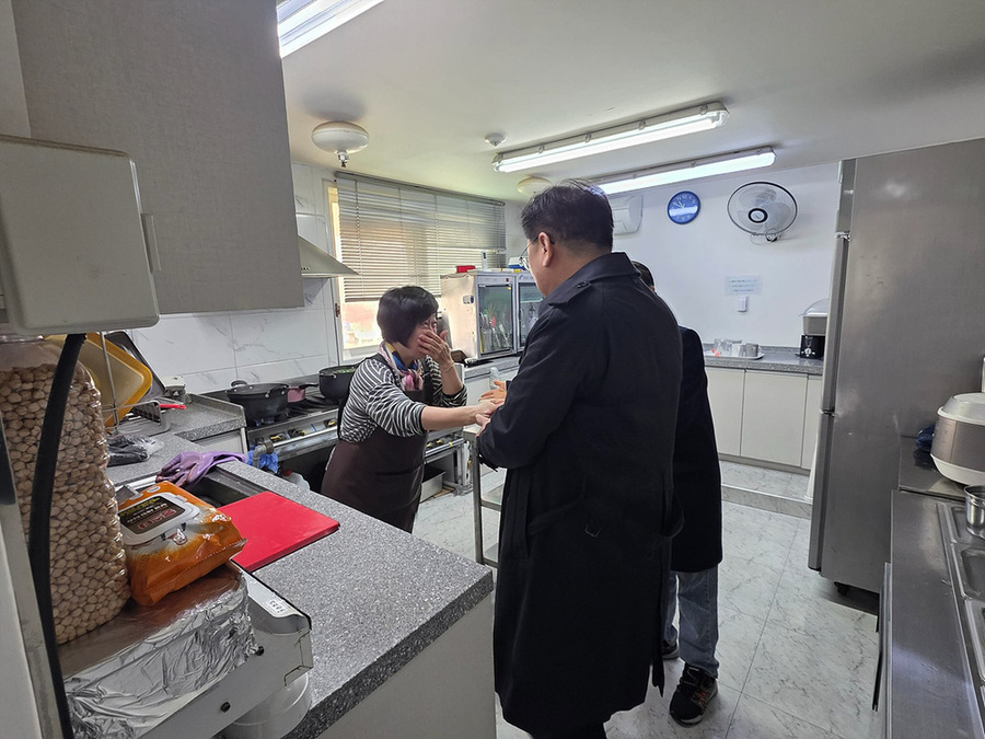 ▲ 정현구 부시장이 서울 도봉구 창동에 위치한 여수학숙을 방문해 생활실과 공용시설을 직접 둘러보며 시설 현황을 점검하고 있다.ⓒ여수시 제공