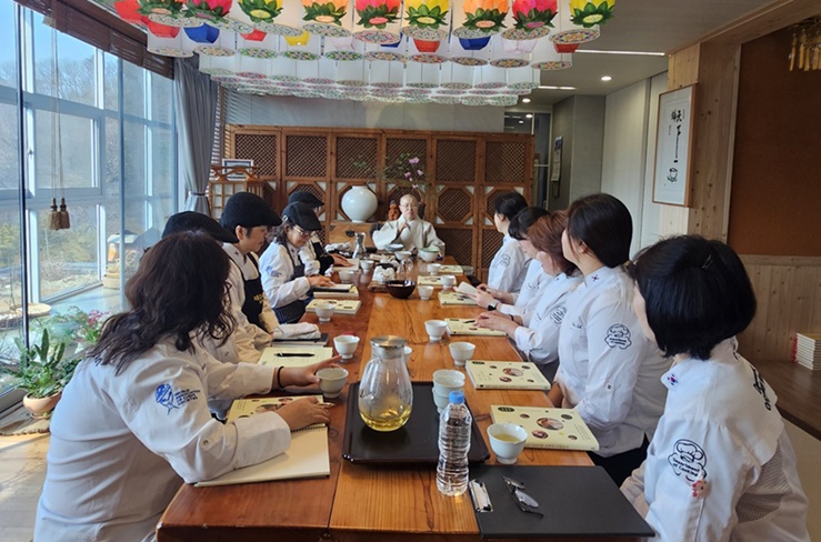 ▲ 선재스님의 서울문화예술대 조리학과 재학생 특강 모습.ⓒ서울문화예술대