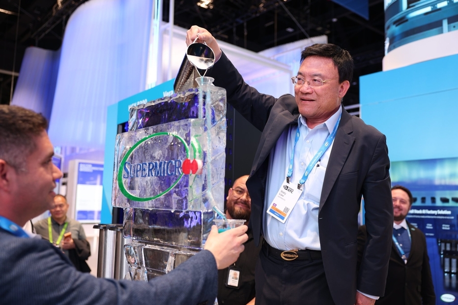 ▲ 이샨 월리 리아우 슈퍼마이크로 부사장이 지난 17일(현지 시간) GTC 행사 부스에서 서버 냉각 과정을 시연하고 있다. ⓒX 캡처
