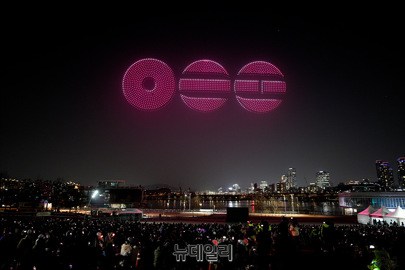 ▲ 방탄소년단(BTS) 완전체 컴백 공연을 하루 앞둔 20일 오후 서울 광진구 뚝섬한강공원에서 'BTS 컴백 드론 라이트쇼'가 진행되고 있다. 방탄소년단은 21일 오후 8시 'BTS 더 컴백 라이브: 아리랑' 공연을 진행한다. 공연은 글로벌 스트리밍 플랫폼 넷플릭스를 통해 시청 가능하다. ⓒ서성진 기자