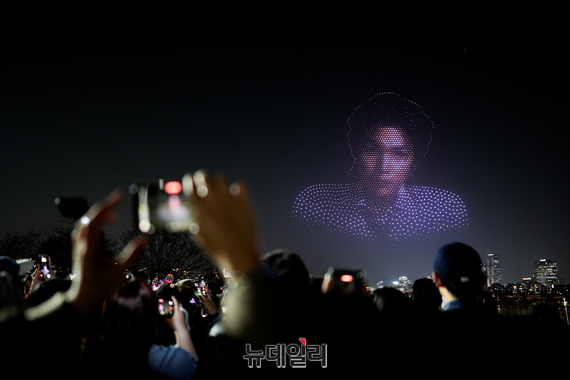▲ 방탄소년단(BTS) 완전체 컴백 공연을 하루 앞둔 20일 오후 서울 광진구 뚝섬한강공원에서 'BTS 컴백 드론 라이트쇼'가 진행되고 있다. 방탄소년단은 21일 오후 8시 'BTS 더 컴백 라이브: 아리랑' 공연을 진행한다. 공연은 글로벌 스트리밍 플랫폼 넷플릭스를 통해 시청 가능하다. ⓒ서성진 기자