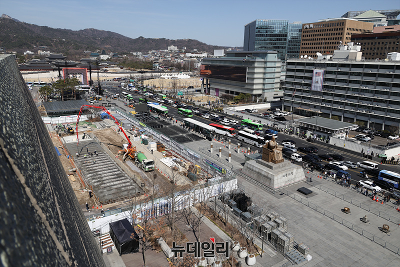 ▲ 방탄소년단(BTS) 완전체 컴백 공연을 이틀 앞둔 19일 오후 서울 광화문에서 무대 설치작업이 진행중이다. 방탄소년단은 20일 오후 1시 정규 5집 '아리랑(ARIRANG)'을 발표하고 다음날인 21일 오후  8시 'BTS 더 컴백 라이브: 아리랑' 공연을 진행한다. 공연은 글로벌 스트리밍 플랫폼 넷플릭스를 통해 시청 가능하다. ⓒ서성진 기자