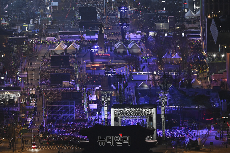 ▲ 3년 9개월 만에 완전체로 복귀하는 방탄소년단(BTS)의 'BTS 컴백 라이브: ARIRANG' 공연이 21일 서울 광화문광장 일대에서 펼쳐지고 있다. 이번 공연은 세계 190개국에 생중계됐다. (사진=공동취재단)