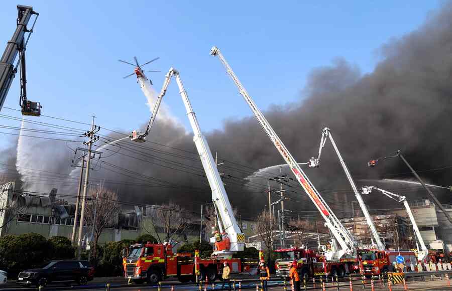 ▲ 20일 오후 1시17분께 대전광역시 대덕구 문평동의 자동차 부품공장에서 화재가 발생해 소방대원 및 헬기가 화재 진압을 하고 있다. ⓒ뉴시스