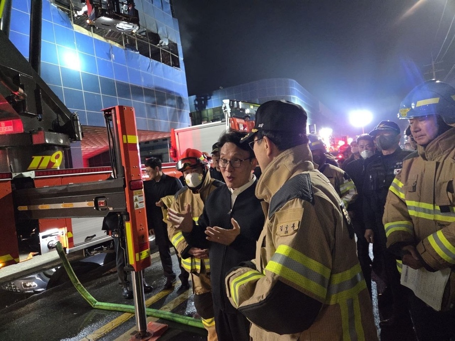 ▲ 김민석 국무총리가 21일 오전 대전 대덕구 공장 화재현장을 찾아 수습 현황을 점검하고 있다. (사진=총리실 제공) ⓒ뉴시스