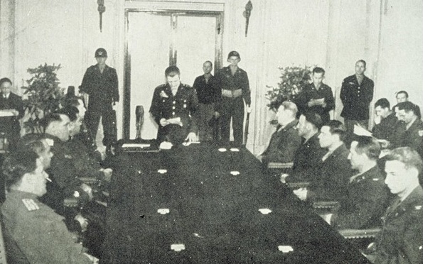 ▲ 덕수궁에서 열린 미-소 공동위원회, 미국대표단(오른쪽)과 소련 대표단이 마주 앉아있는 모습.