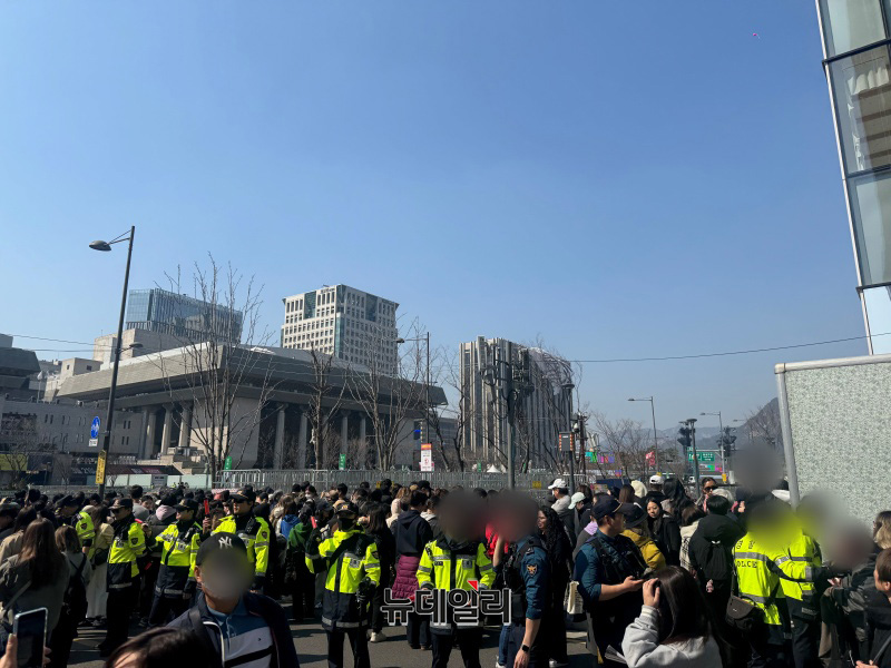 ▲ 21일 오후 방탄소년단(BTS)의 컴백 공연을 앞두고 팬들로 북적이고 있다. ⓒ임찬웅 기자