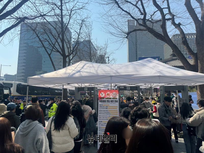 ▲ 21일 오후 서울 종로구 교보타워 인근에 검문소가 설치돼 있다. ⓒ임찬웅 기자