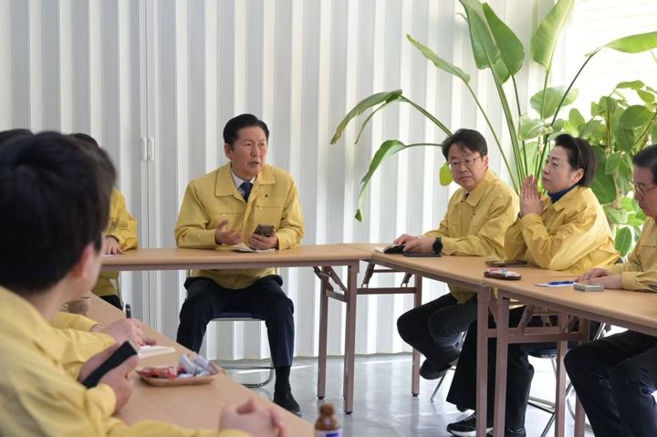 ▲ 정청래 더불어민주당 대표가 21일 오전 대전 대덕구 공장 화재 현장을 방문해 회의를 하고 있다. ⓒ더불어민주당 제공