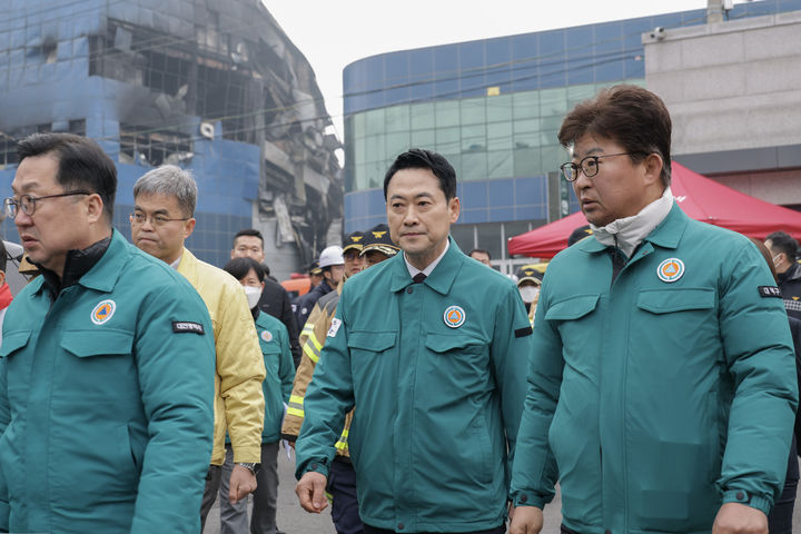 ▲ 장동혁 국민의힘 대표가 21일 오전 대전 대덕구 공장 화재 현장을 방문하고 있다. ⓒ국민의힘 제공