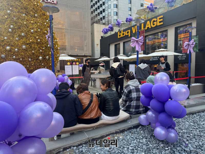 ▲ 21일 오후 방탄소년단(BTS)의 컴백 공연을 기다리고 있는 관람객들. ⓒ임찬웅 기자