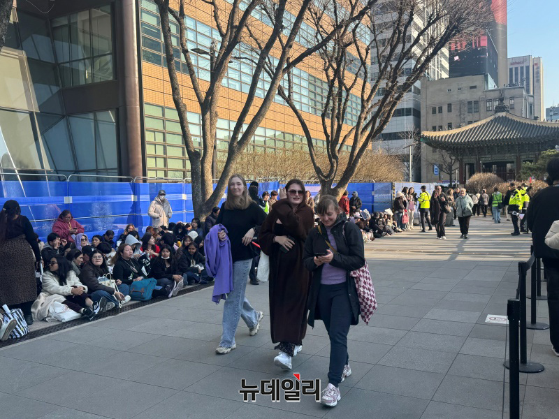 ▲ 21일 오후 방탄소년단(BTS)의 컴백 공연을 앞두고 외국인들이 사진을 찍고 있다. ⓒ임찬웅 기자