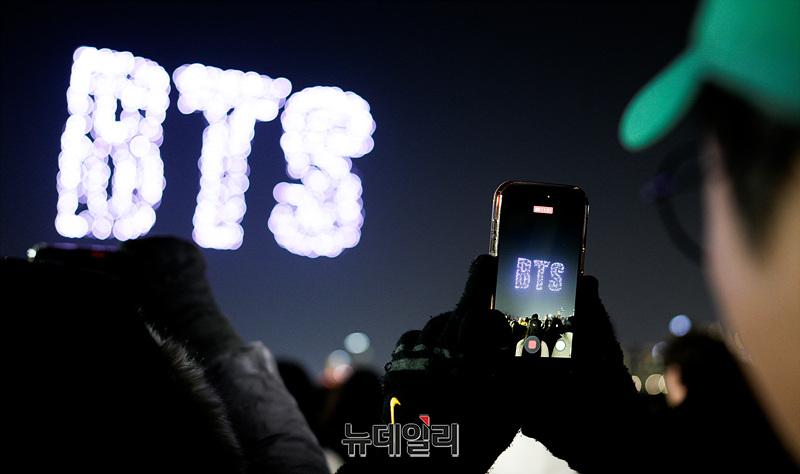 ▲ 방탄소년단(BTS) 완전체 컴백 공연을 하루 앞둔 20일 오후 서울 광진구 뚝섬한강공원에서 'BTS 컴백 드론 라이트쇼'가 진행되고 있다. 방탄소년단은 21일 오후 8시 'BTS 더 컴백 라이브: 아리랑' 공연을 진행한다. 공연은 글로벌 스트리밍 플랫폼 넷플릭스를 통해 시청 가능하다. ⓒ서성진 기자