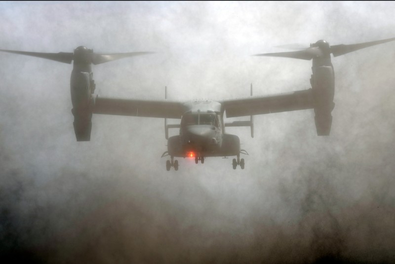 ▲ 미 해병대 소속 MV-22 오스프리 다목적 수직이착륙기가 지난 15일 일본 도쿄 남서부 고텐바의 히가시후지 훈련장에서 열린 일본 육상자위대와 미 해병대의 합동 군사훈련에 참가한 모습. ⓒAP·뉴시스