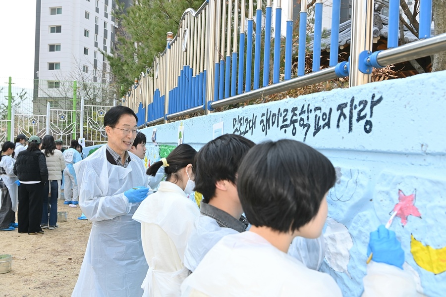 ▲ 본 행사 직후에는 창단의 의미를 더하기 위해 해마루초등학교 계단과 해마루중학교 외벽에서 단원들이 직접 참여하는 벽화 그리기 퍼포먼스가 펼쳐져 큰 호응을 얻었다(단원들과 벽화 그리기 활동중인 임종식 교육감).ⓒ경북교육청