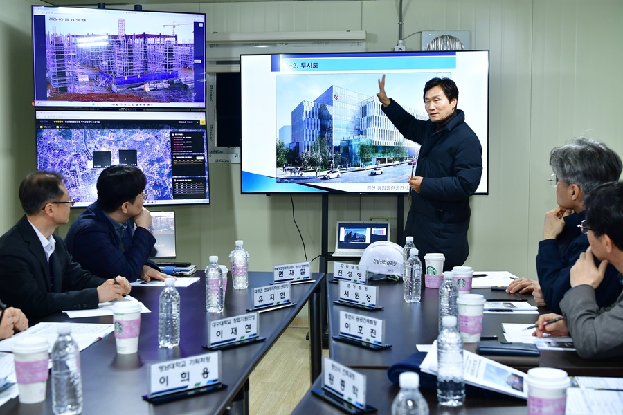 ▲ 경산시(시장 조현일)는 18일 경산 대임 공공주택지구 일원에 조성 중인 ‘임당유니콘파크’ 조성 공사 현장을 방문했다.ⓒ경산시