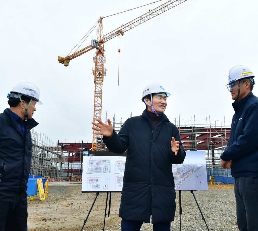 ▲ 조현일 경산시장은 현장 상황실을 직접 방문하여 관계자들과 의견을 나누는 한편, 안전하고 합리적인 조성 공사 추진을 위하여 현장 안전관리 및 공정 추진 상황 등 제반 현황을 점검했다.ⓒ경산시