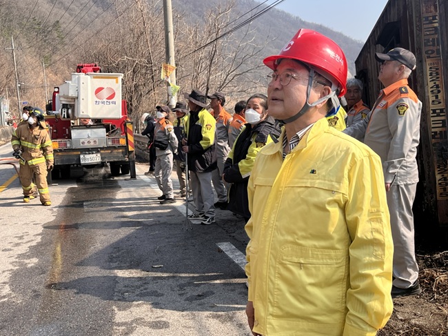 ▲ 육동한 춘천시장이 21일 춘천시 남산면 서천리 한 사유림에서 발생한 산불 현장을 찾아 진화 상황을 점검하고 관계자들을 격려했다. ⓒ춘천시